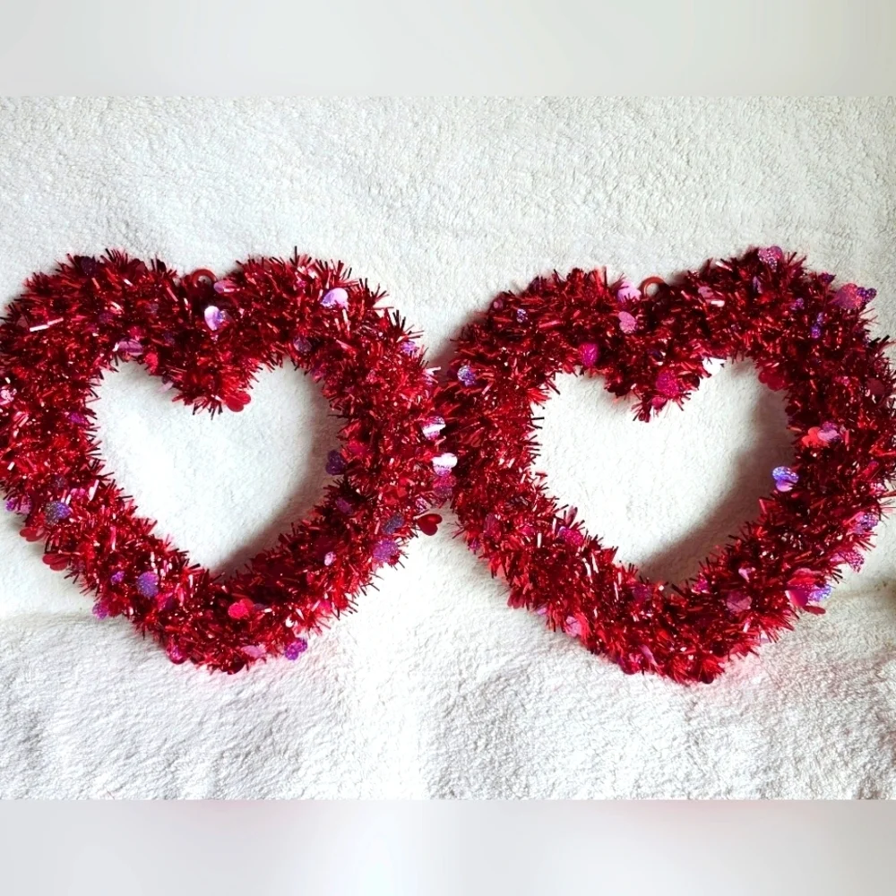 NWT Valentine'S Day Heart Shaped Wreath Decoration lot of 2, door / wall decor